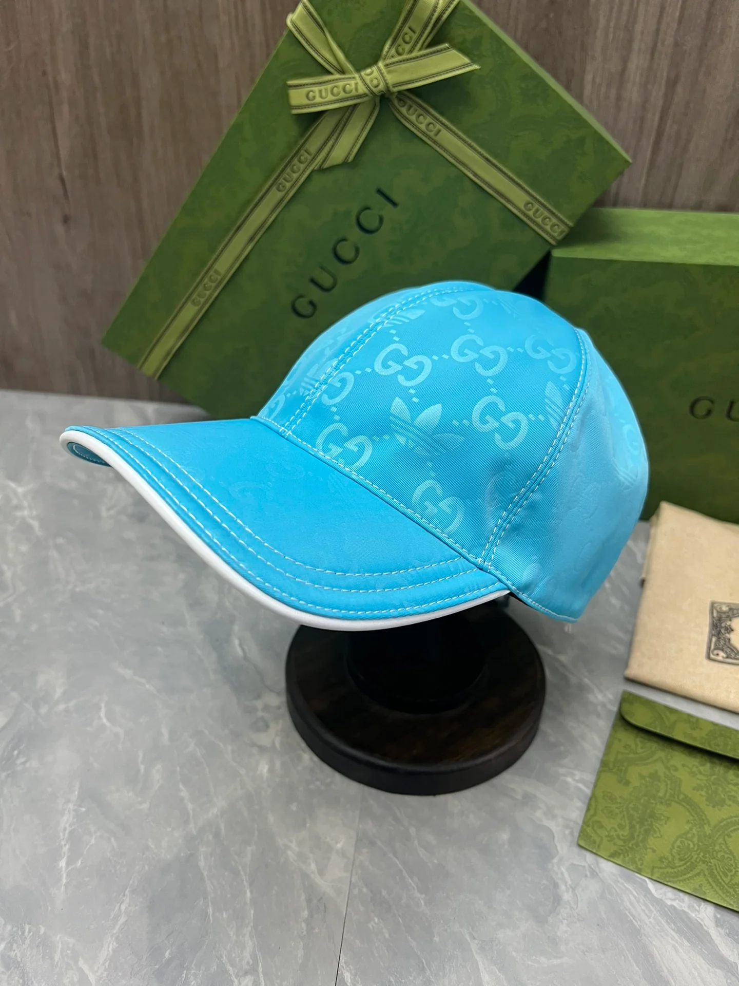 Водонепроницаемая бейсболка с монограммой от Gucci (коллаборация) - синяя.