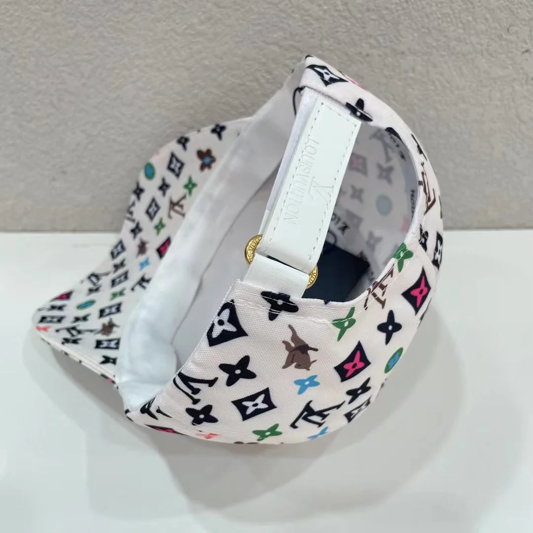 LV - Яркая бейсболка с монограммой