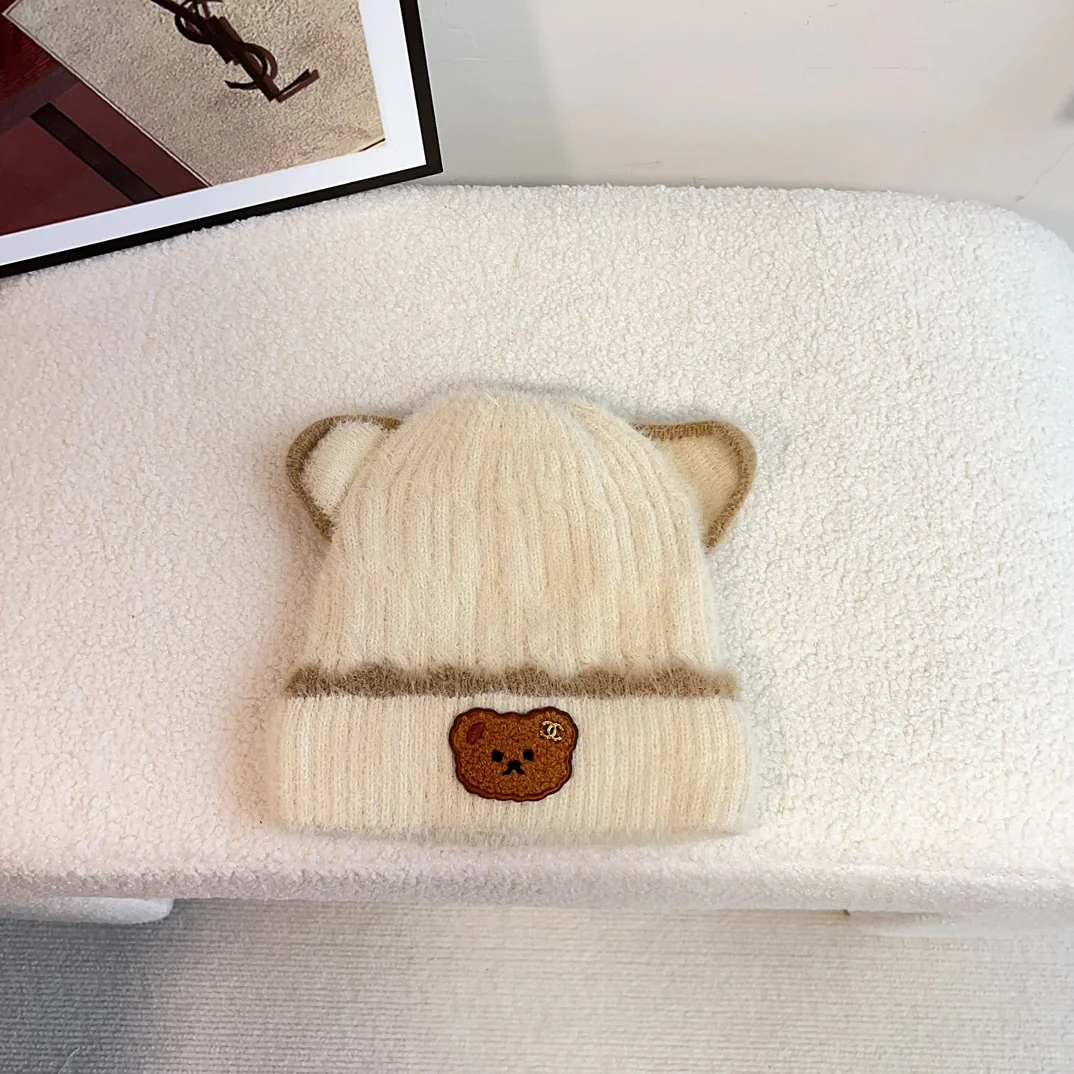 Новая вязаная шапка-бини Chanel в стиле медведя, коллекция осень/зима 2023 — бежевая.