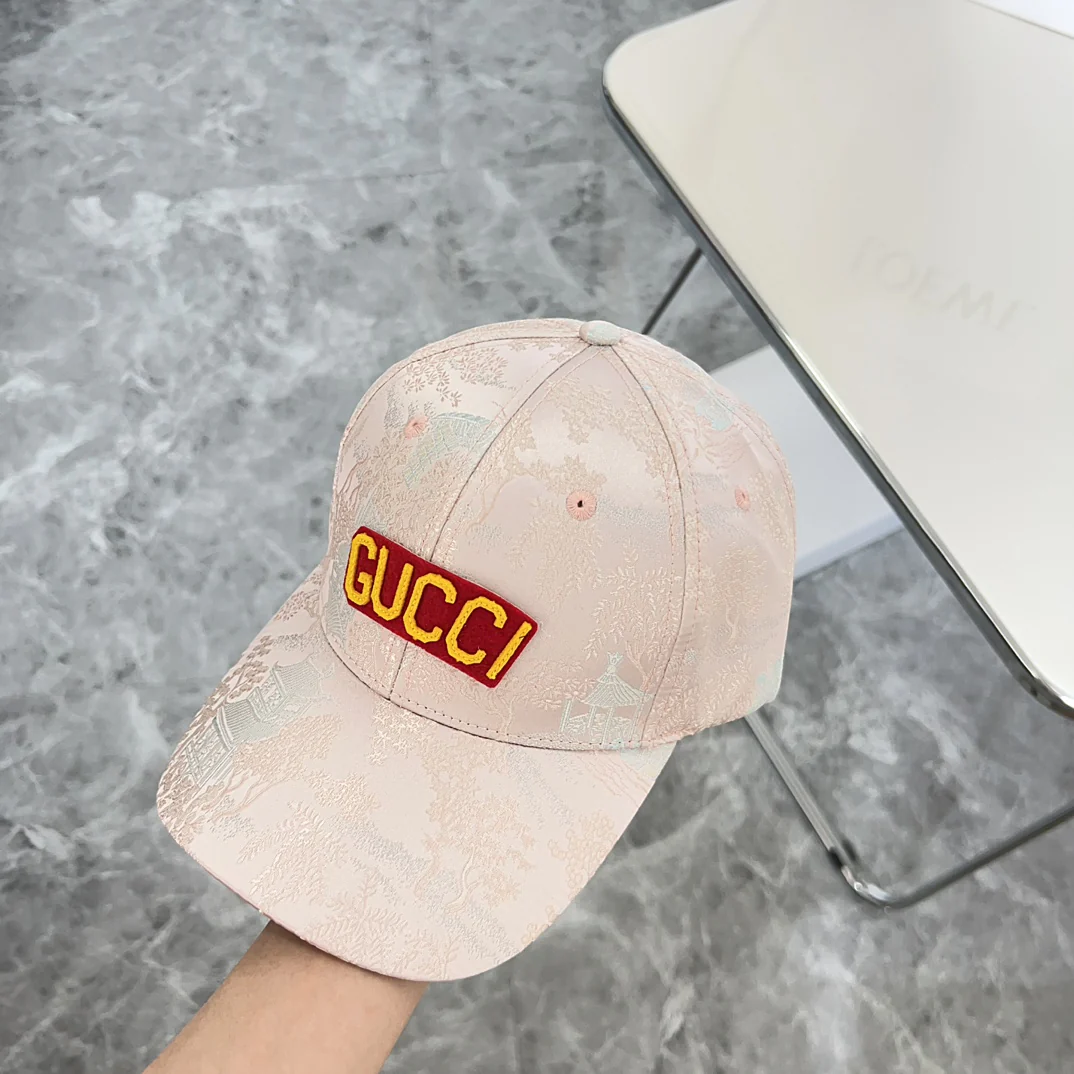 Новая бейсболка Gucci 2024 с вышивкой - розовая.