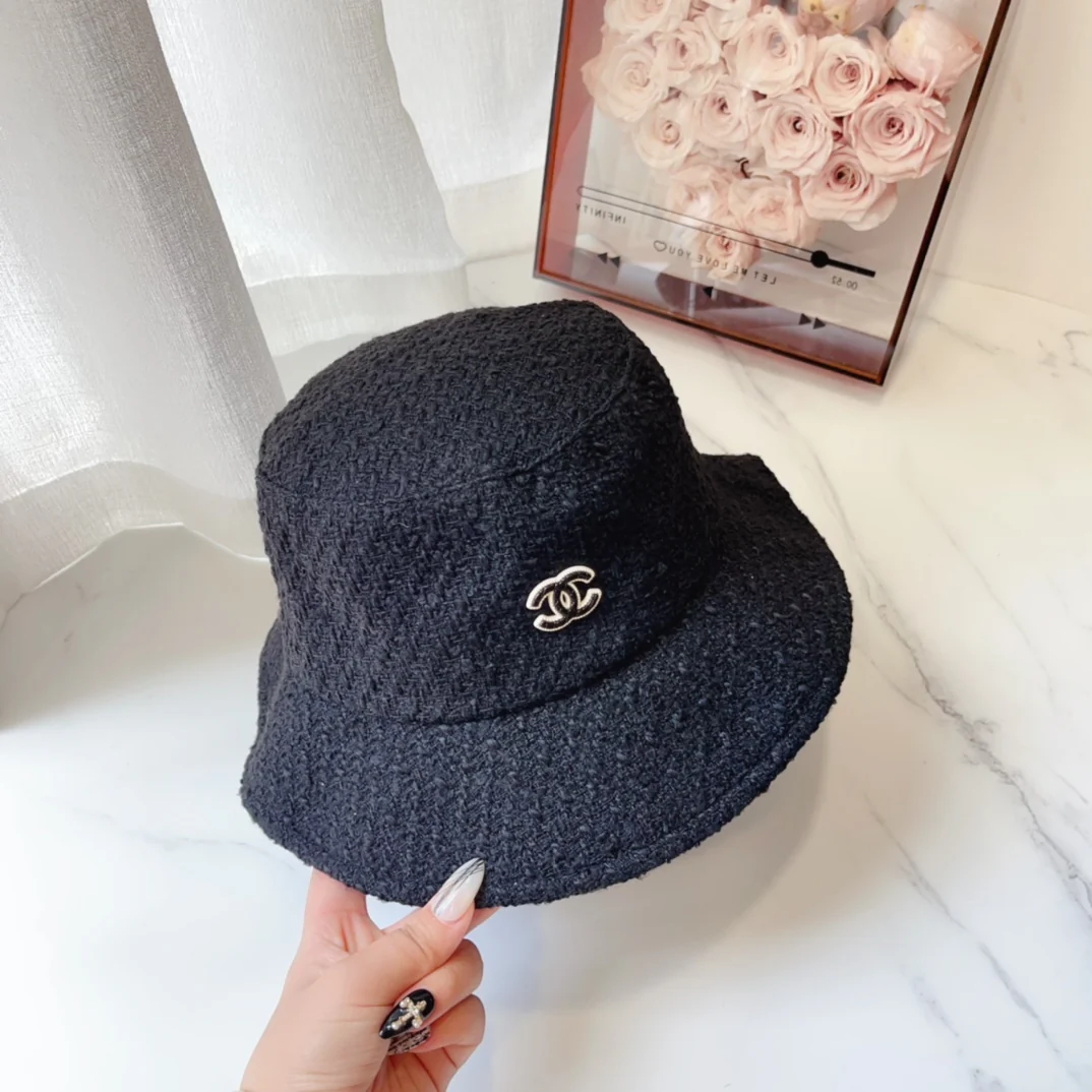 Chanel - Новая модель новой коллекции: шерстяная клетчатая рыбацкая шляпа крупной вязки - черная.