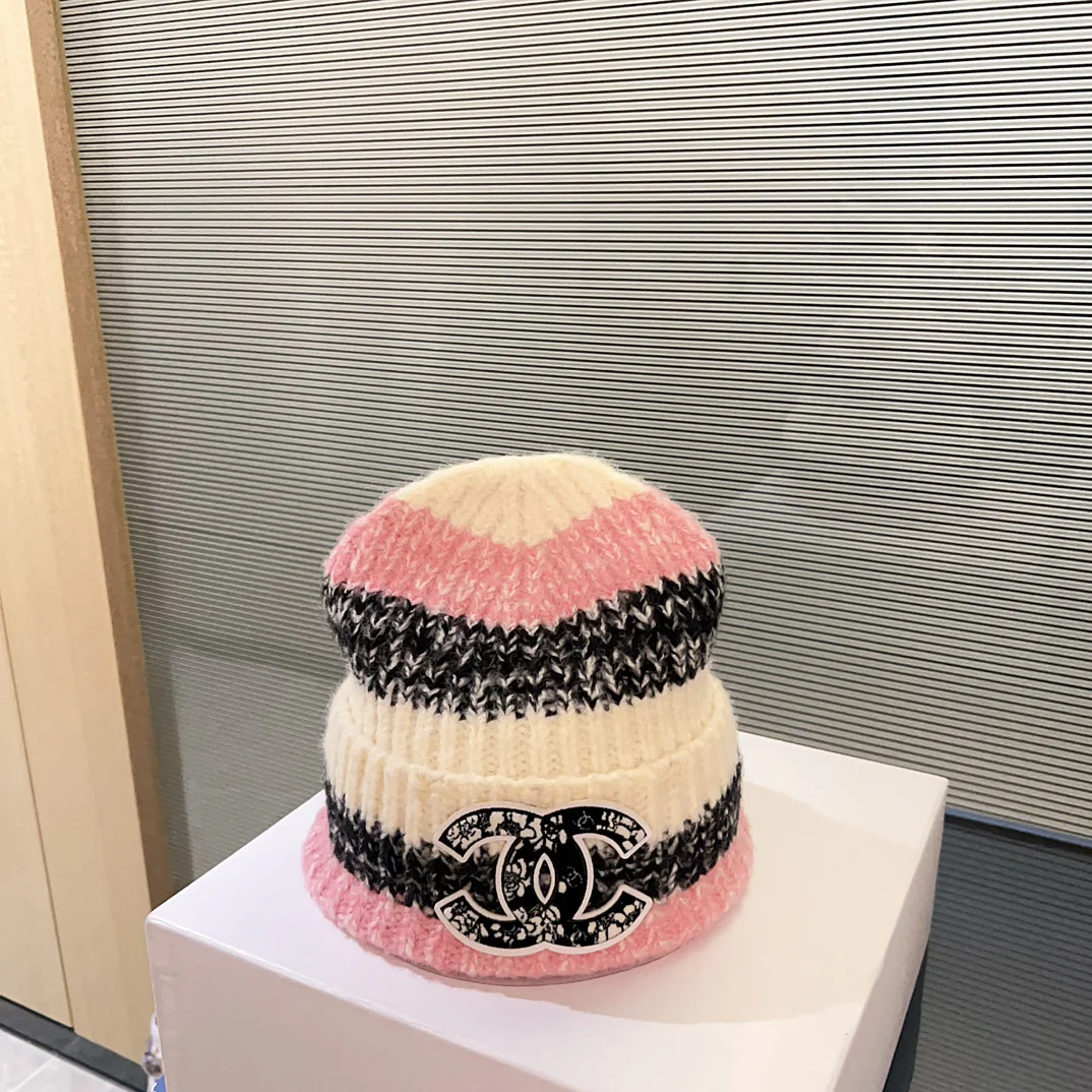 Новая вязаная шапка Chanel из кашемира с градиентным переходом цвета, осень/зима 2023 — розовая.