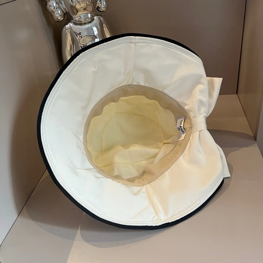 Chanel - Элегантная рыбацкая шляпа с бантом и разрезом - Белая