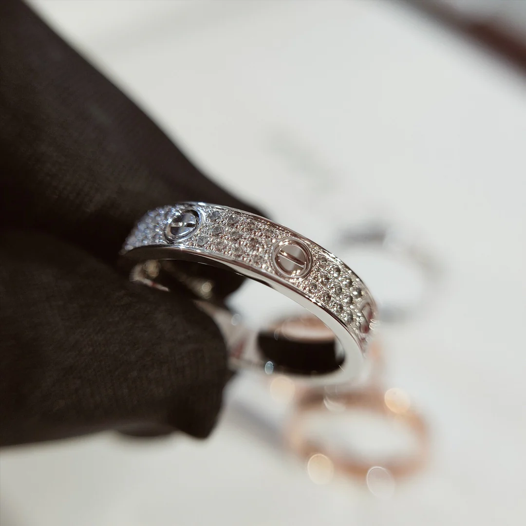 Кольцо Cartier Love - Starry Night в смелом дизайне