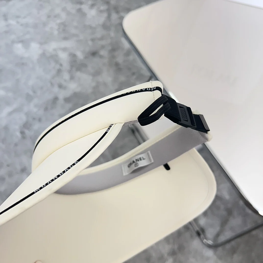 Новинка лета 2024 от Chanel - Солнцезащитная шляпа с курсивным шрифтом - Белая