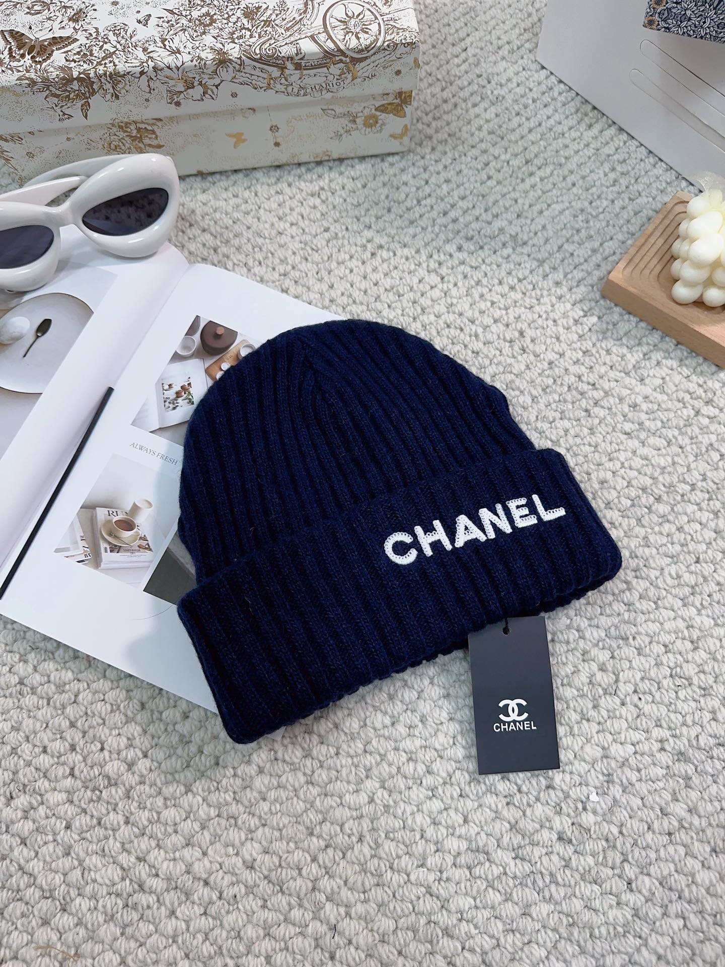 Новая вязаная кашемировая шерстяная шапка Chanel 2023 года с буквенным рисунком - синяя.