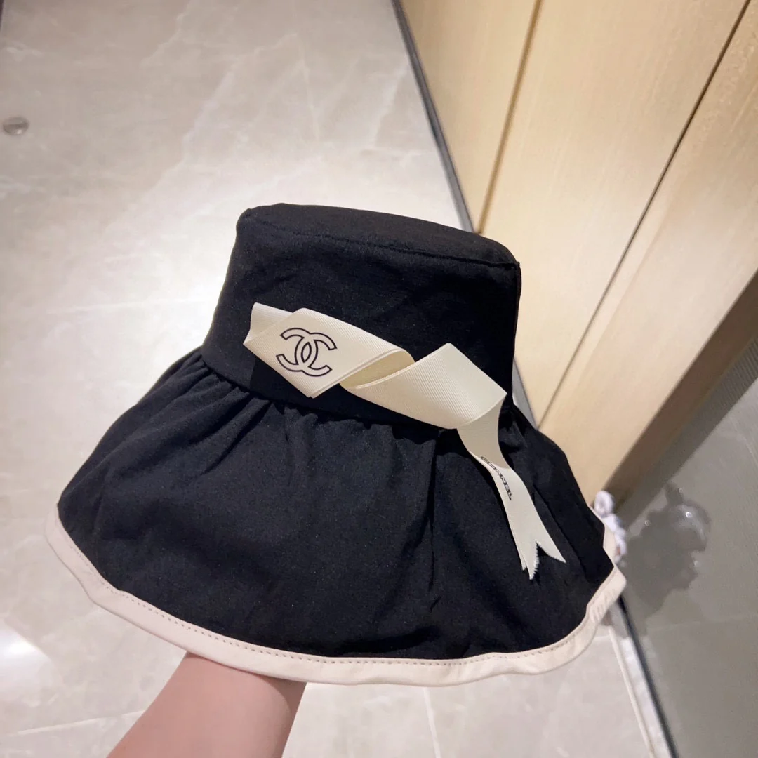Новая элегантная широкополая рыбацкая шляпа Chanel 2023 года с гофрированной отделкой — черная.