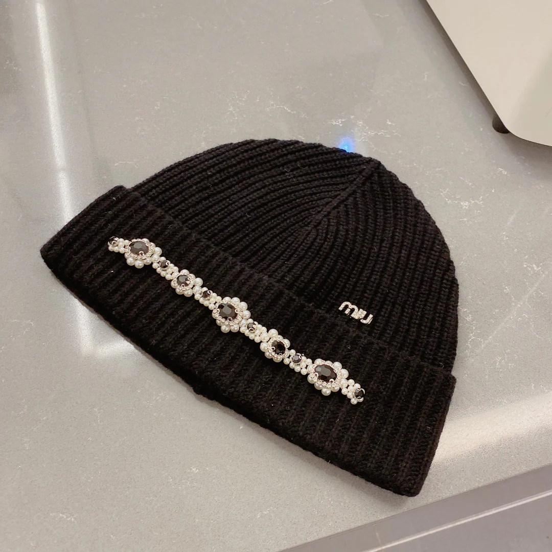 Miu Miu - Маленькая меховая шапочка с жемчужным рисунком - Черная