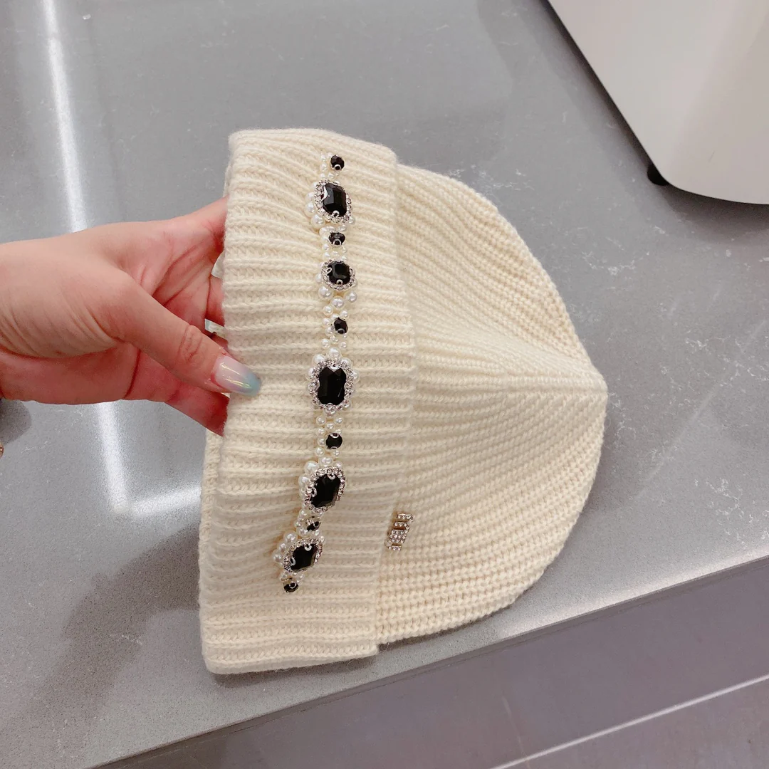 Miu Miu - Маленькая меховая шапочка с жемчужным рисунком - Белая