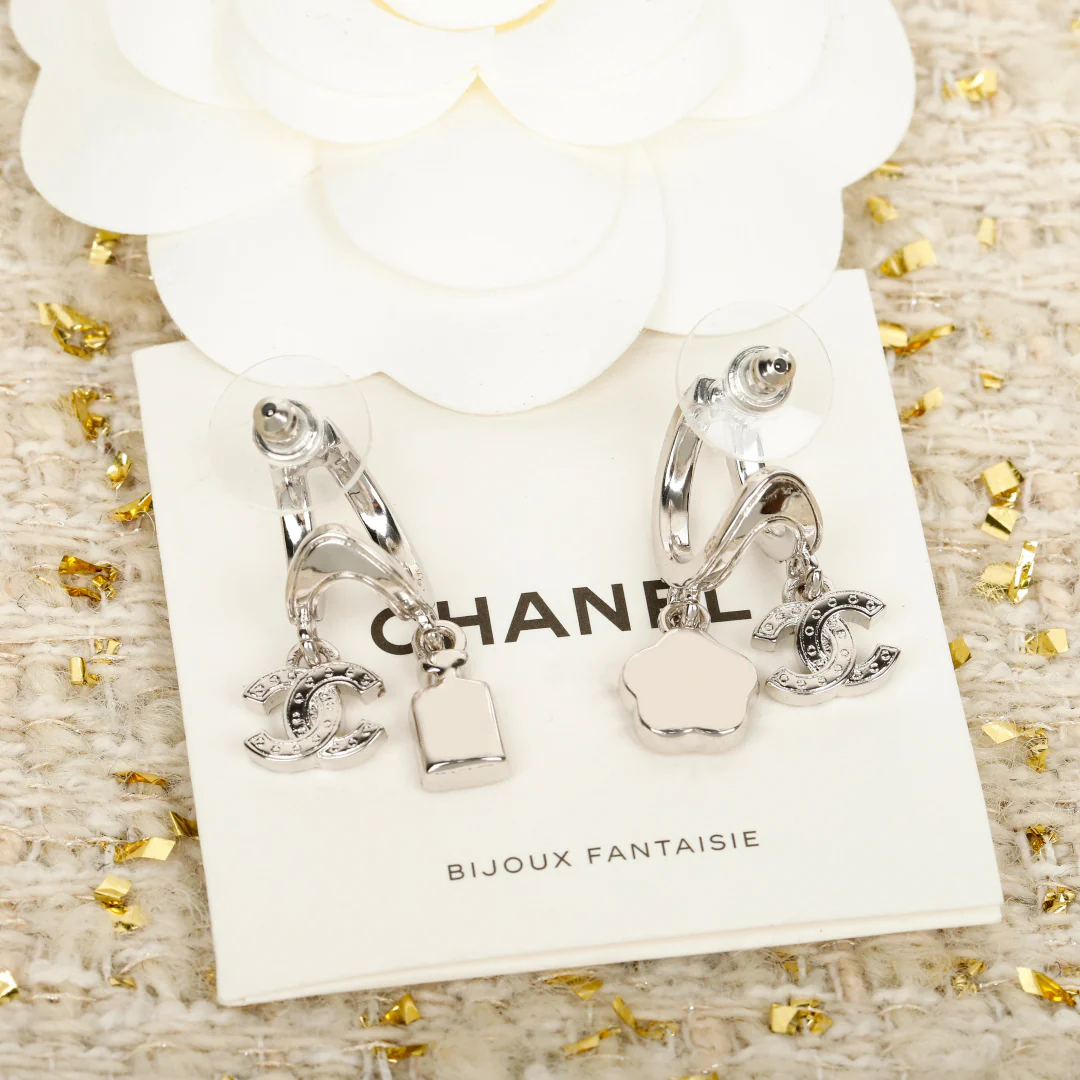 Асимметричные серебряные серьги Chanel 25 пенсов - Флакон духов - Камелия
