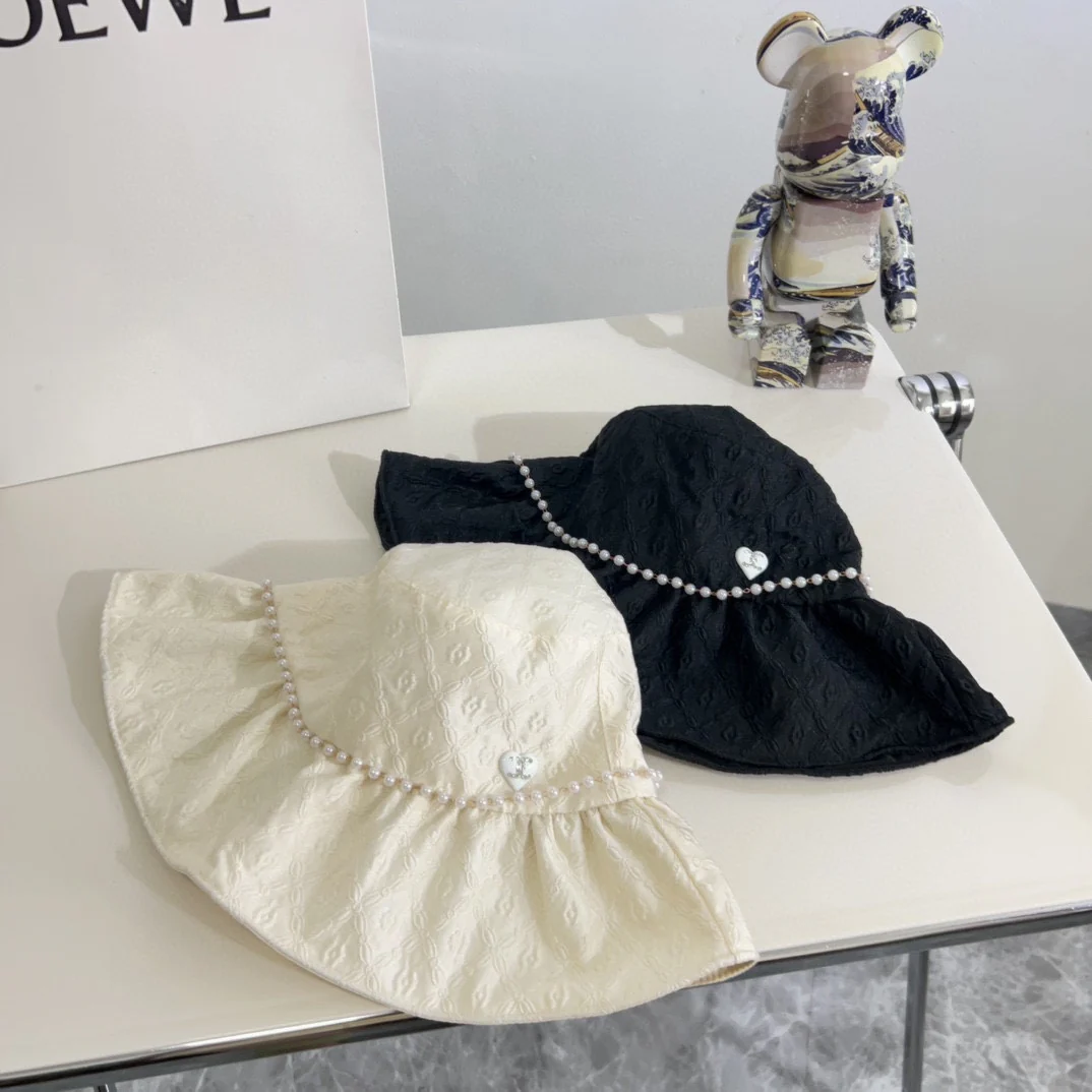 Новая солнцезащитная шляпа Chanel 2024 в форме сердца с жемчугом - черная.