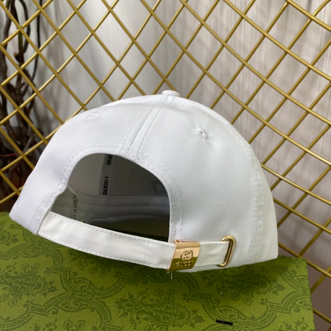 Спортивная минималистичная бейсболка Gucci с вышивкой - 1