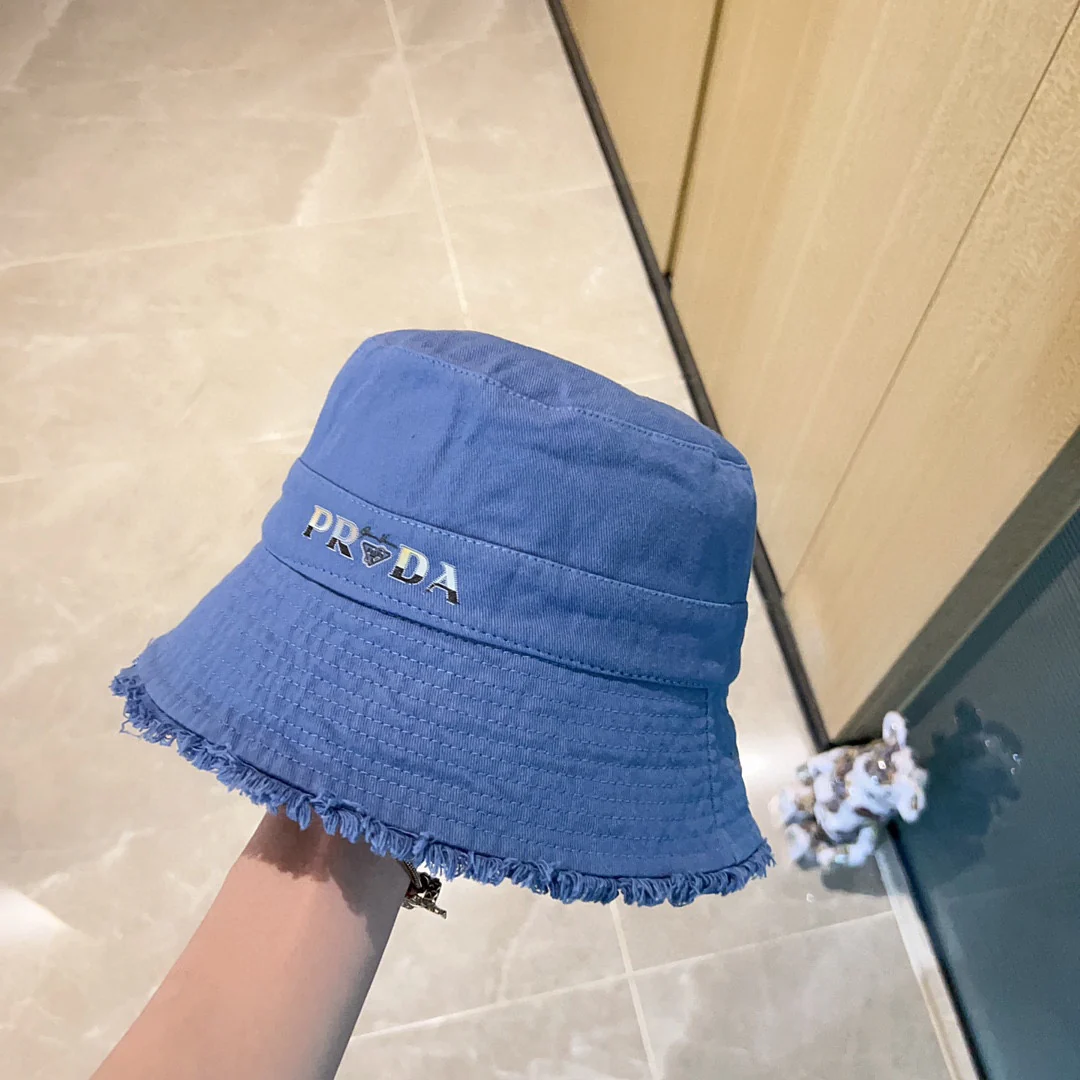 Новинка сезона весна/лето 2023 от Prada - джинсовая панама с кисточками.
