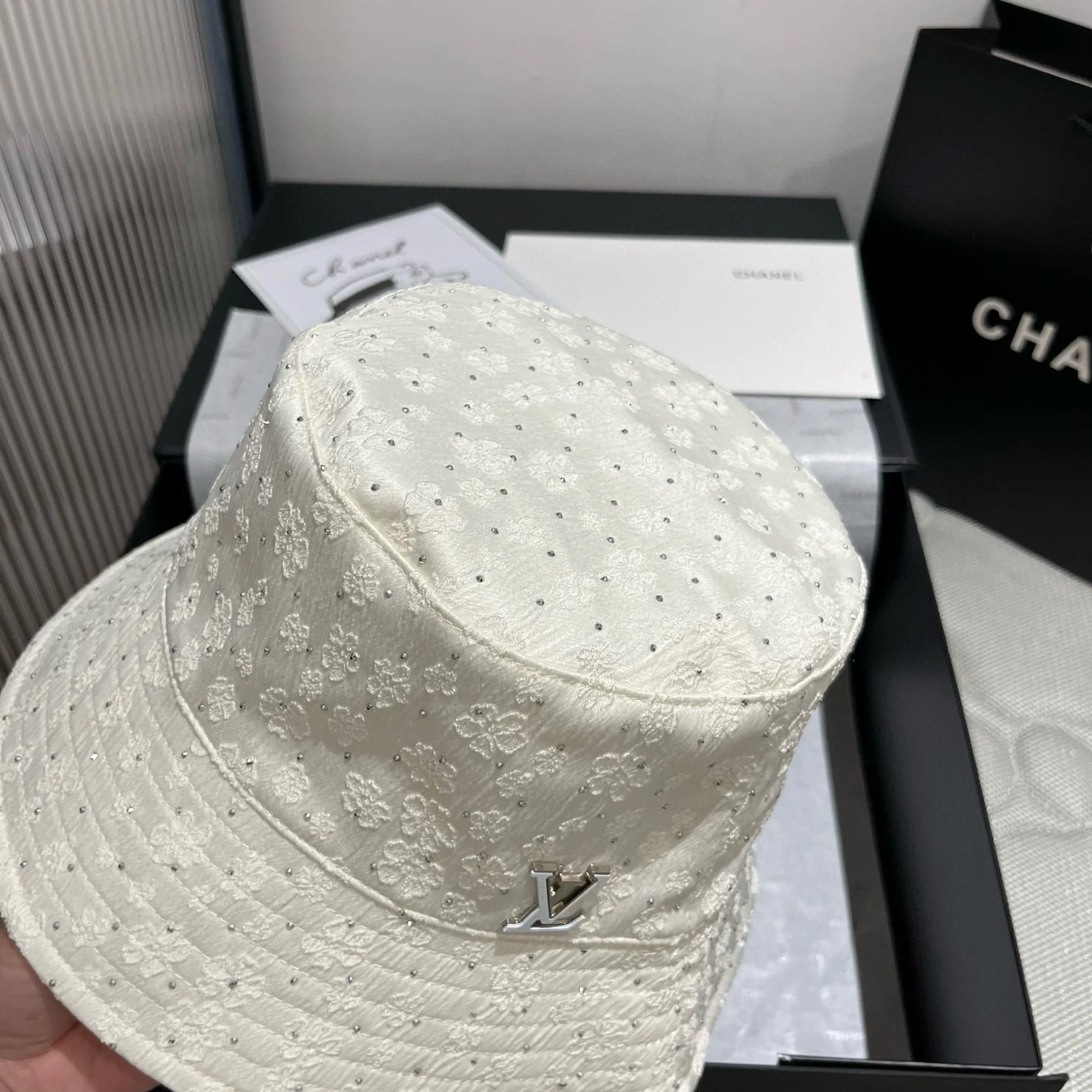 Двусторонняя рыбацкая шляпа LV - белая