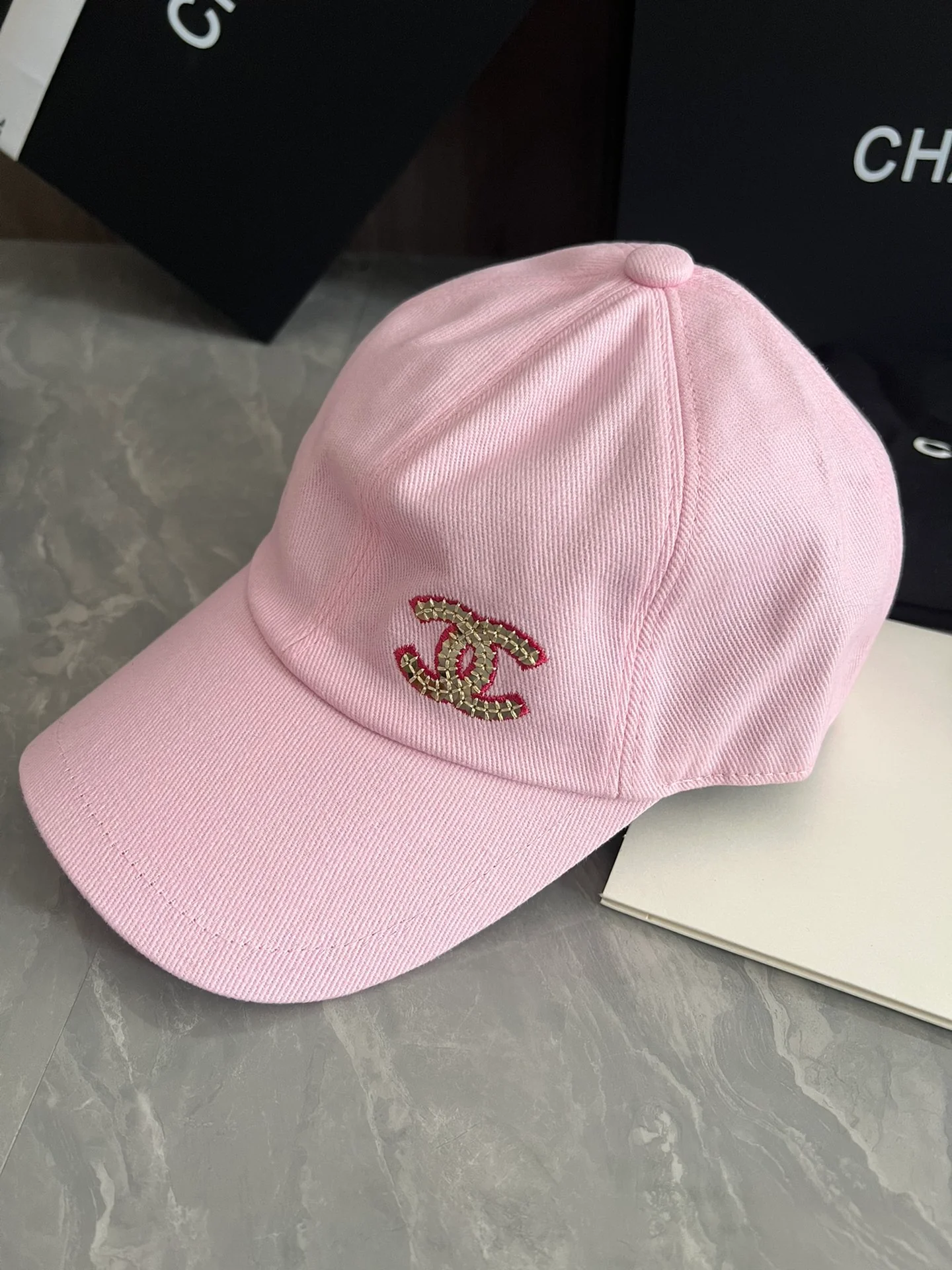 Джинсовая бейсболка Chanel с вышивкой пайетками - розовая