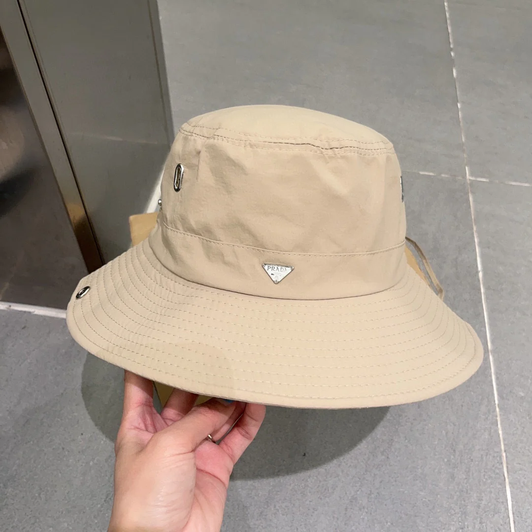 Новинка сезона весна/лето 2023 от Prada - Широкополая рыбацкая шляпа - кремового цвета