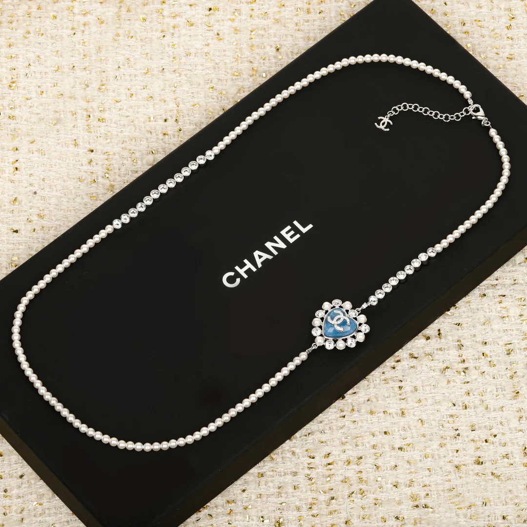 Колье Chanel с сердечком и жемчугом, украшенное стразами, артикул 2506017