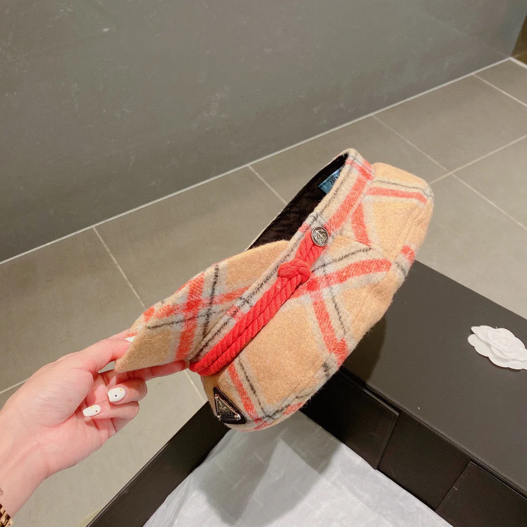 Кашемировая военная кепка Prada с отворотом