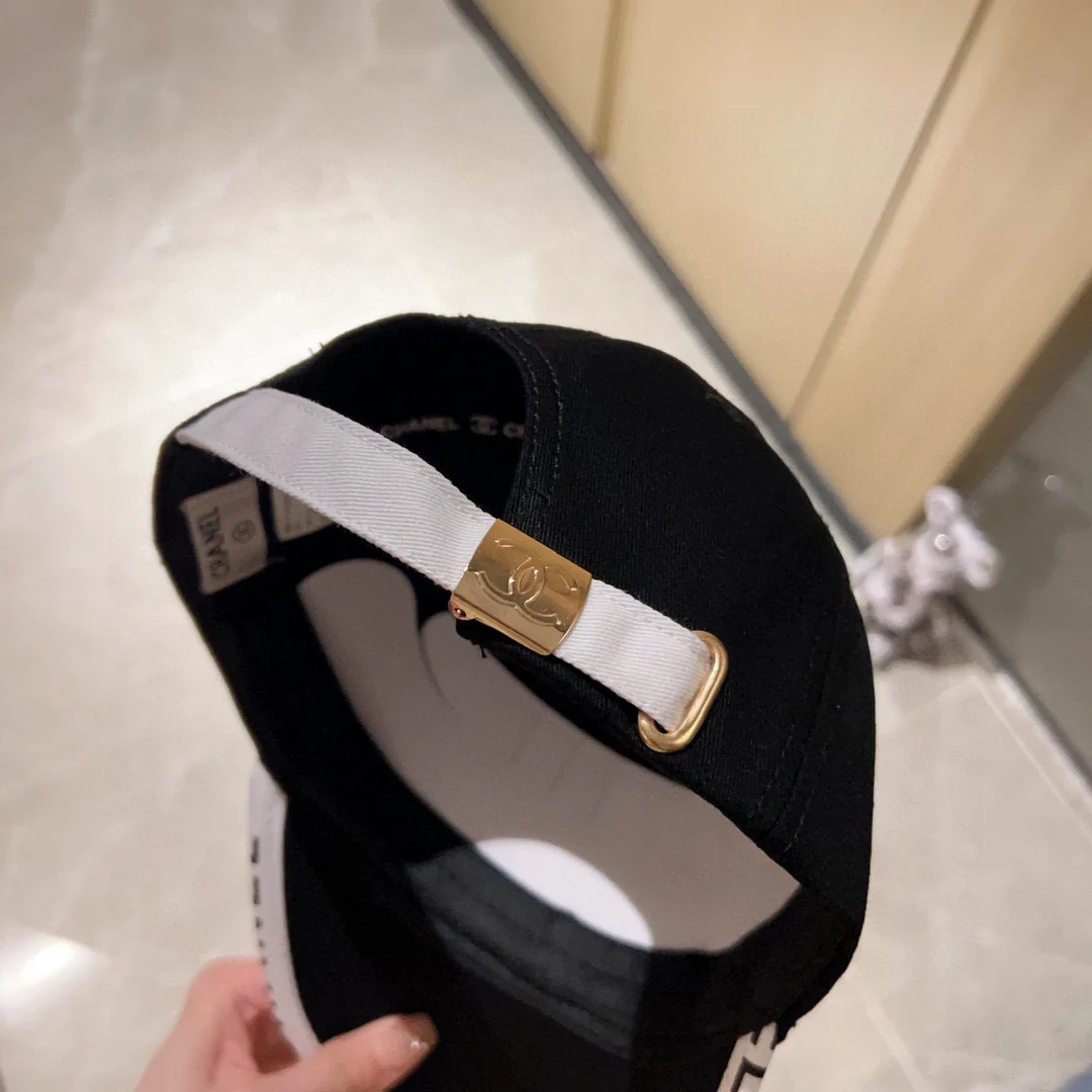 Новая бейсболка Chanel 2023 в стиле бутика с вышивкой и буквенной отделкой.