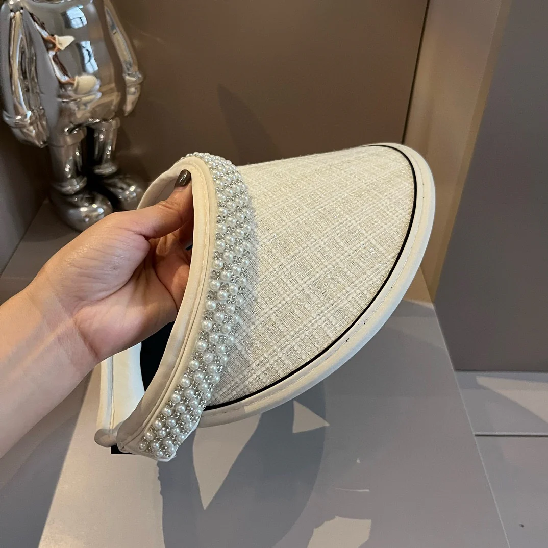 Солнцезащитная шляпа-ободок Chanel с жемчугом - белая