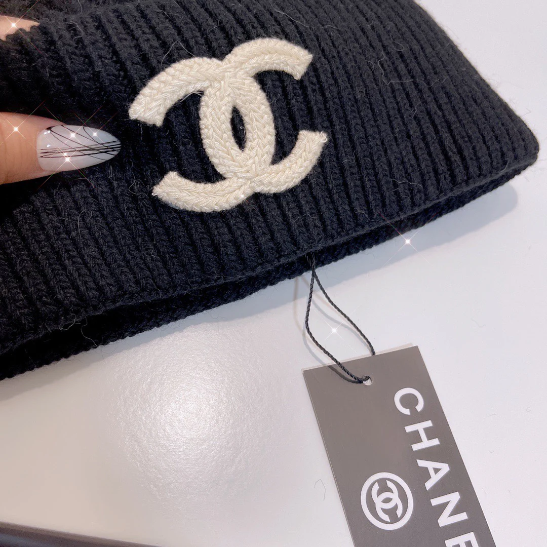 Вязаная кашемировая шапка Chanel с узором ?Ананас? — черная.