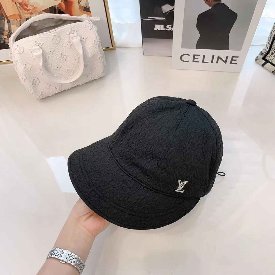 Бейсболка LV с рельефным рисунком