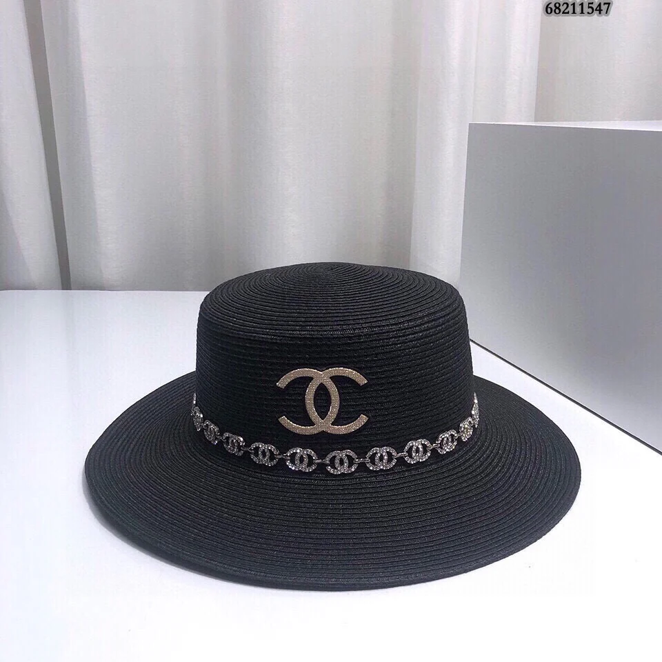 Новая соломенная шляпа Chanel 2022 года - черная.