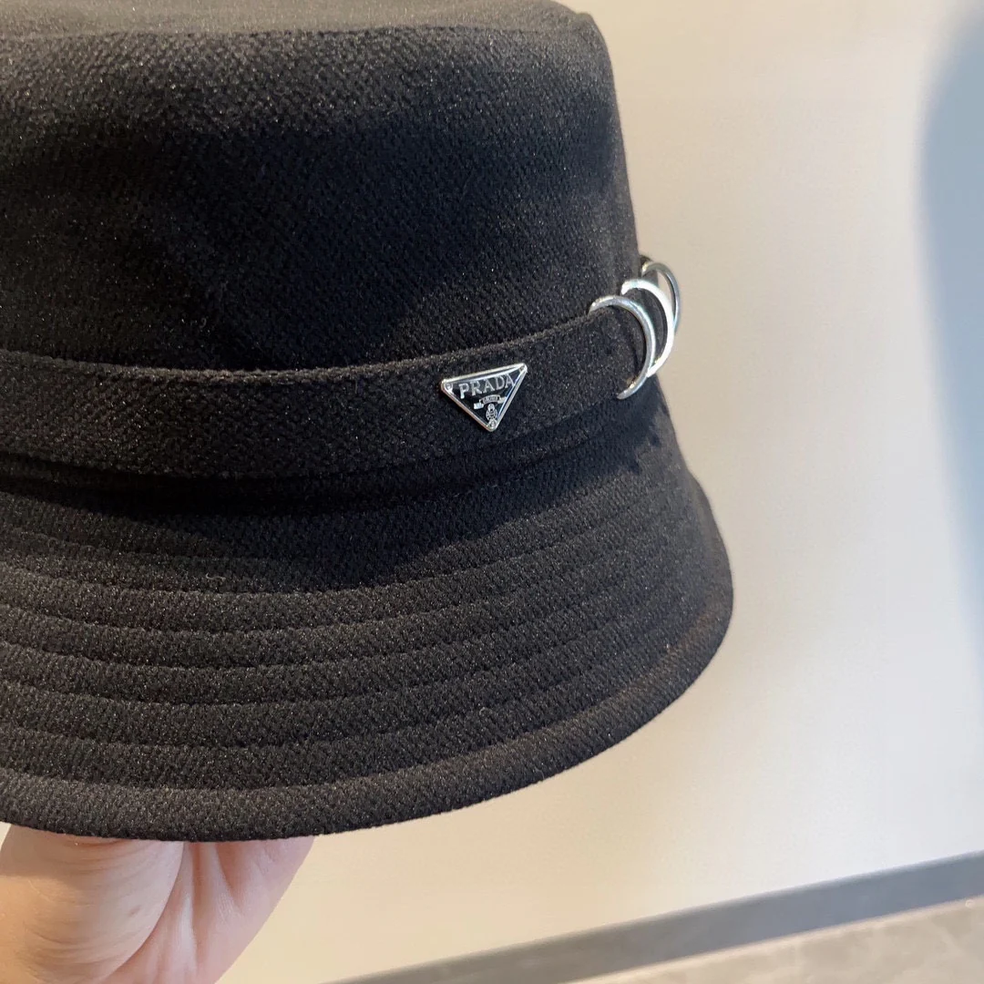 Новая панама Prada с пряжкой, коллекция осень/зима - черная.