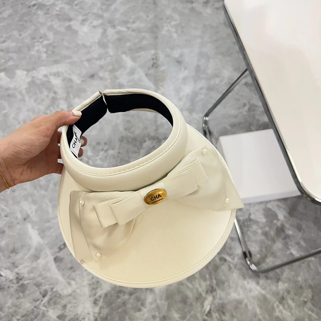 Новая летняя солнцезащитная шляпа Chanel 2024 в жемчужном стиле - белая.