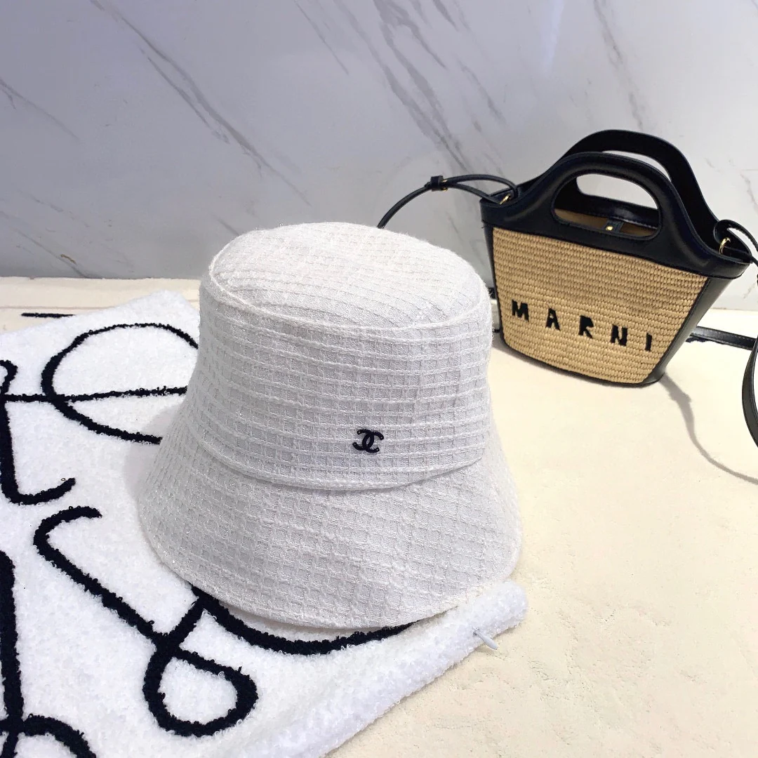 Новая коллекция Chanel ?Ранняя осень 2023? — клетчатая рыбацкая шляпа.