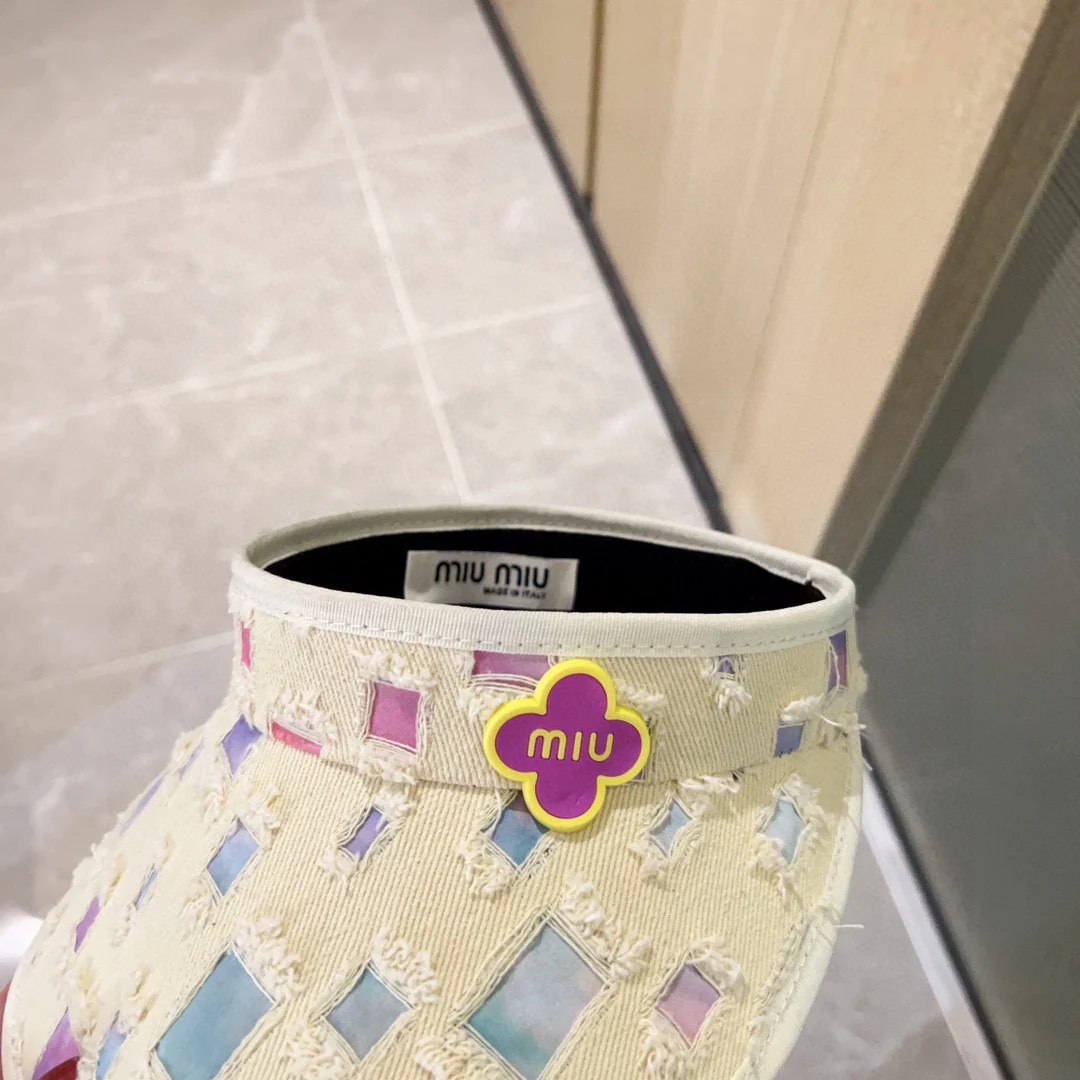 Новые поступления коллекции Miu Miu весна/лето 2023 - Козырек - Солнцезащитная шляпа - Белый