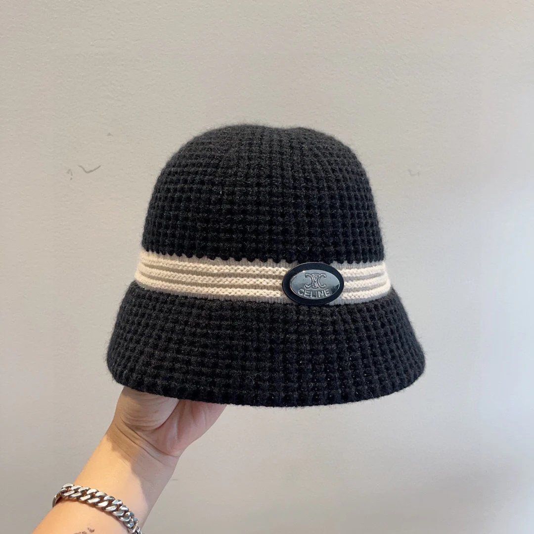 Новая элегантная черно-белая панама Celine из осенне-зимней коллекции - черная.