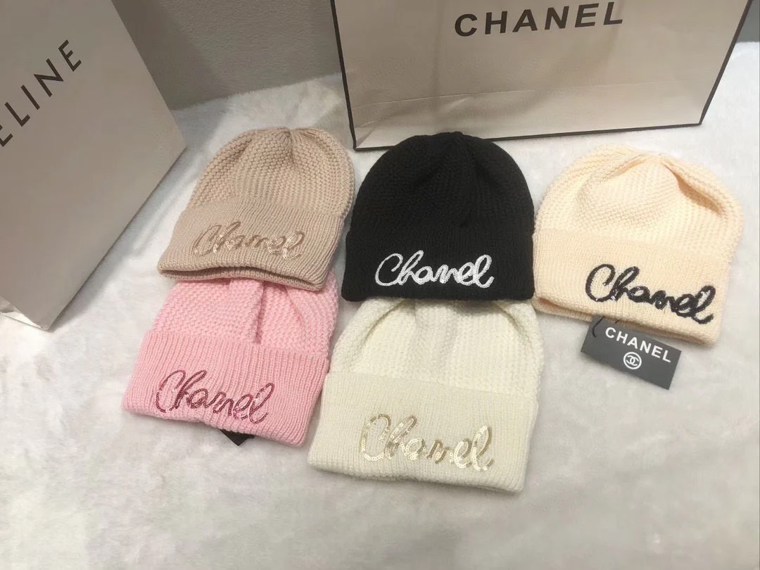 Вязаная шапка Chanel с пайетками и курсивной надписью