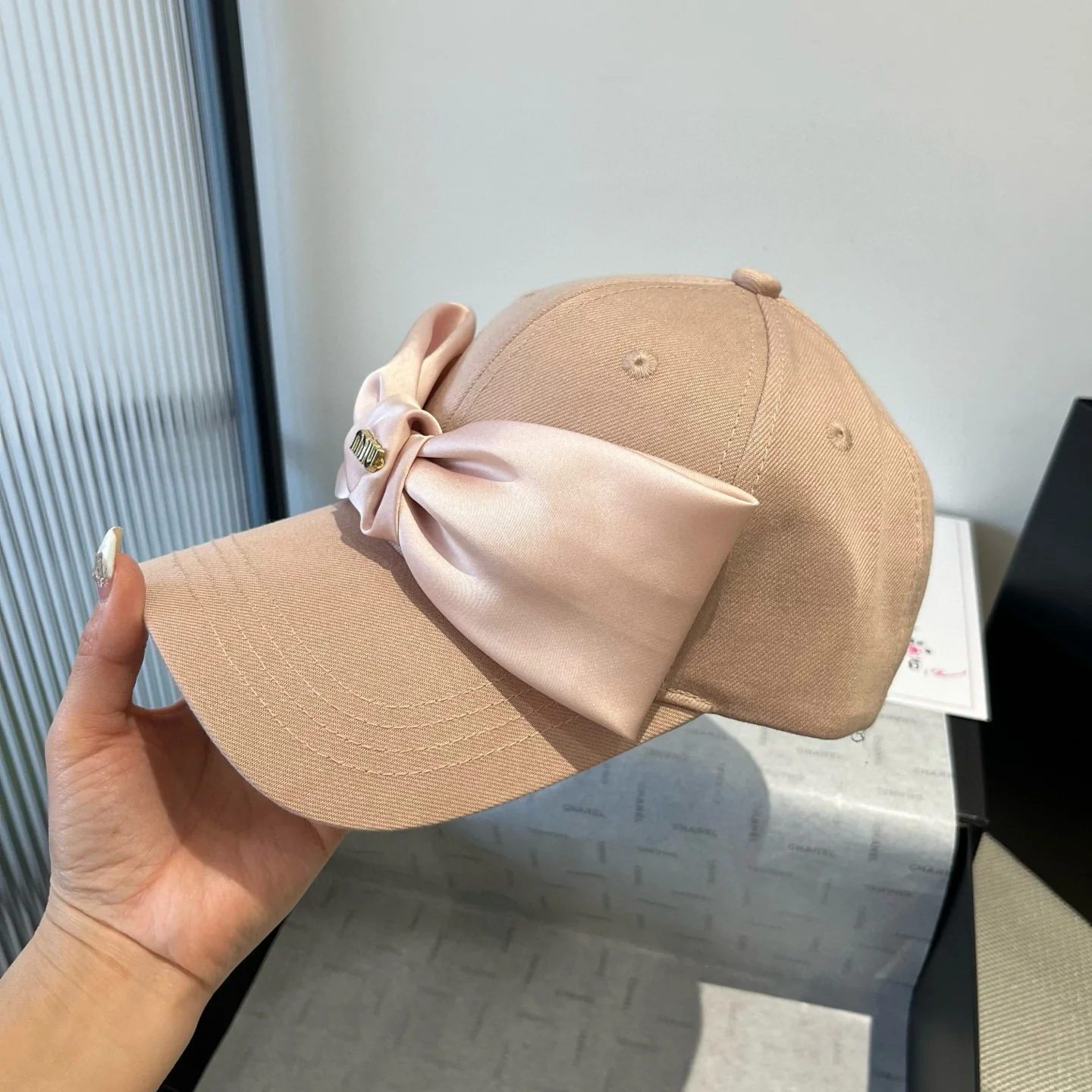 Бейсболка Miu Miu с бабочкой, коричневая.