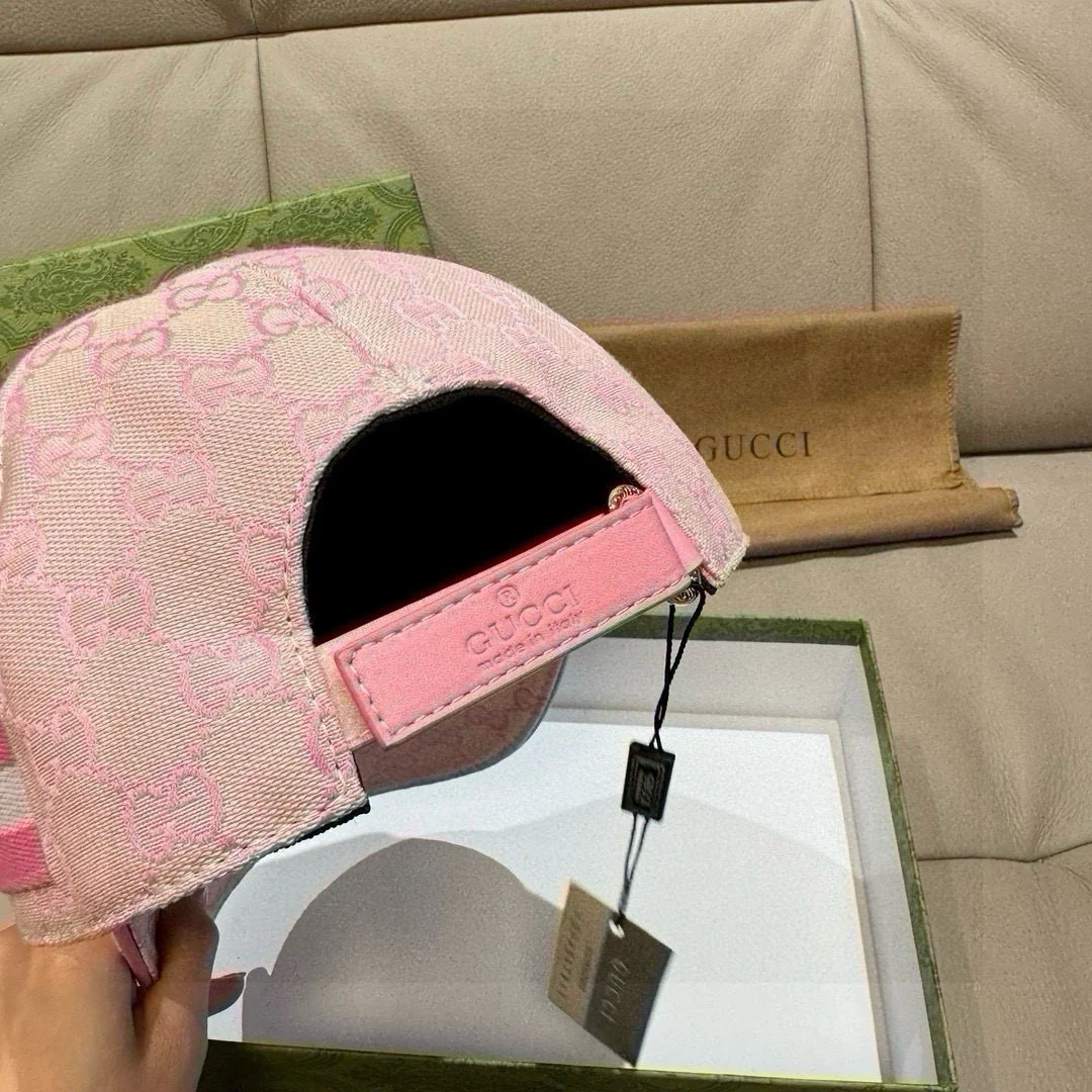 Регулируемая бейсболка Gucci с вышитым логотипом - розовая