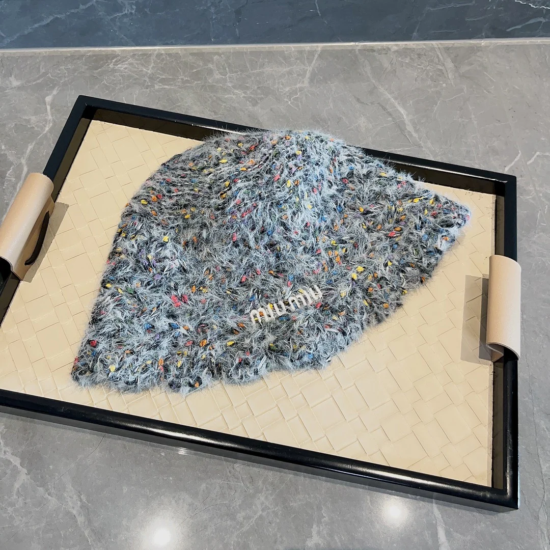 Miu Miu - Новая красочная вязаная шапка из осенне-зимней коллекции - Черная