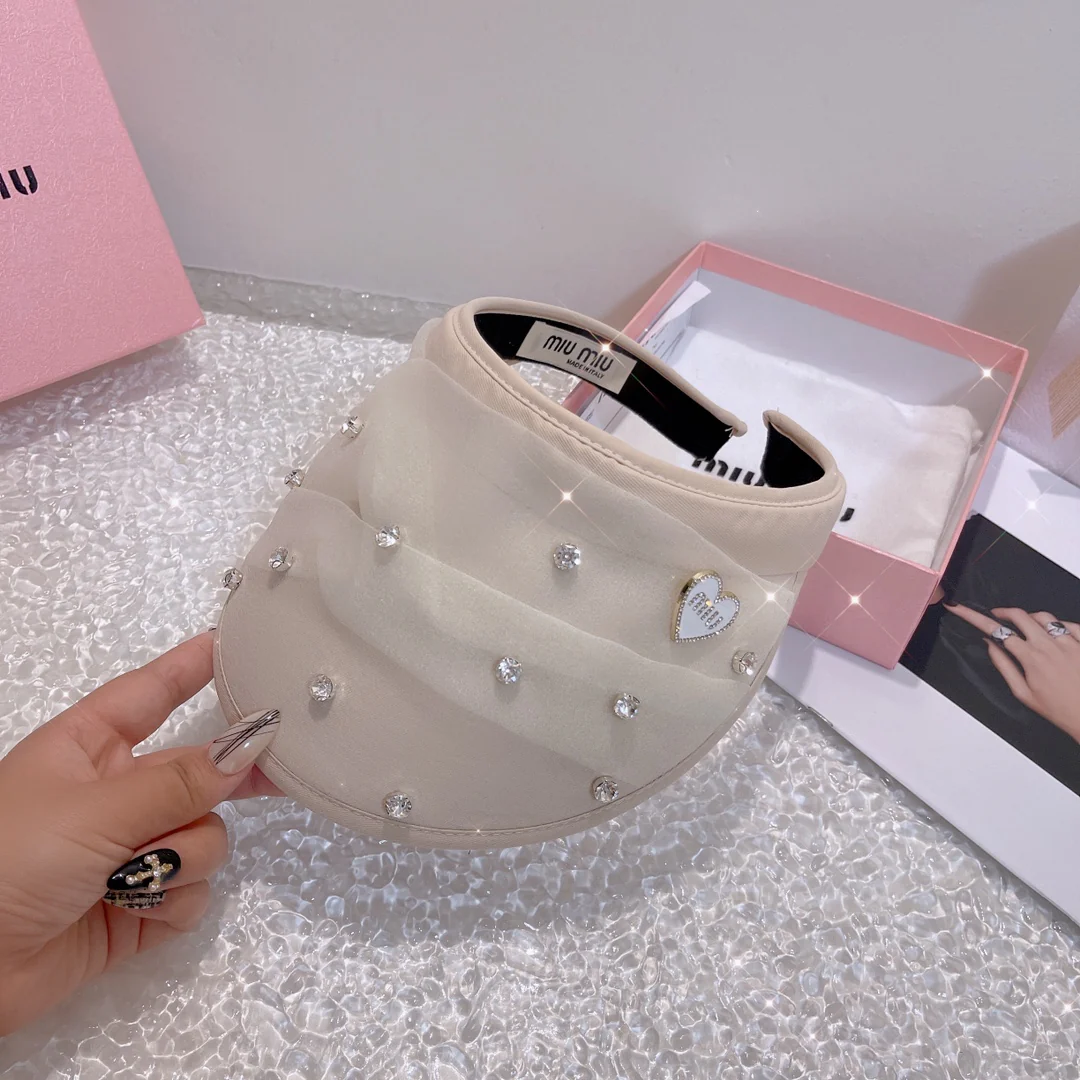 Miu Miu - Новая солнцезащитная шляпа с открытым верхом, украшенная стразами.