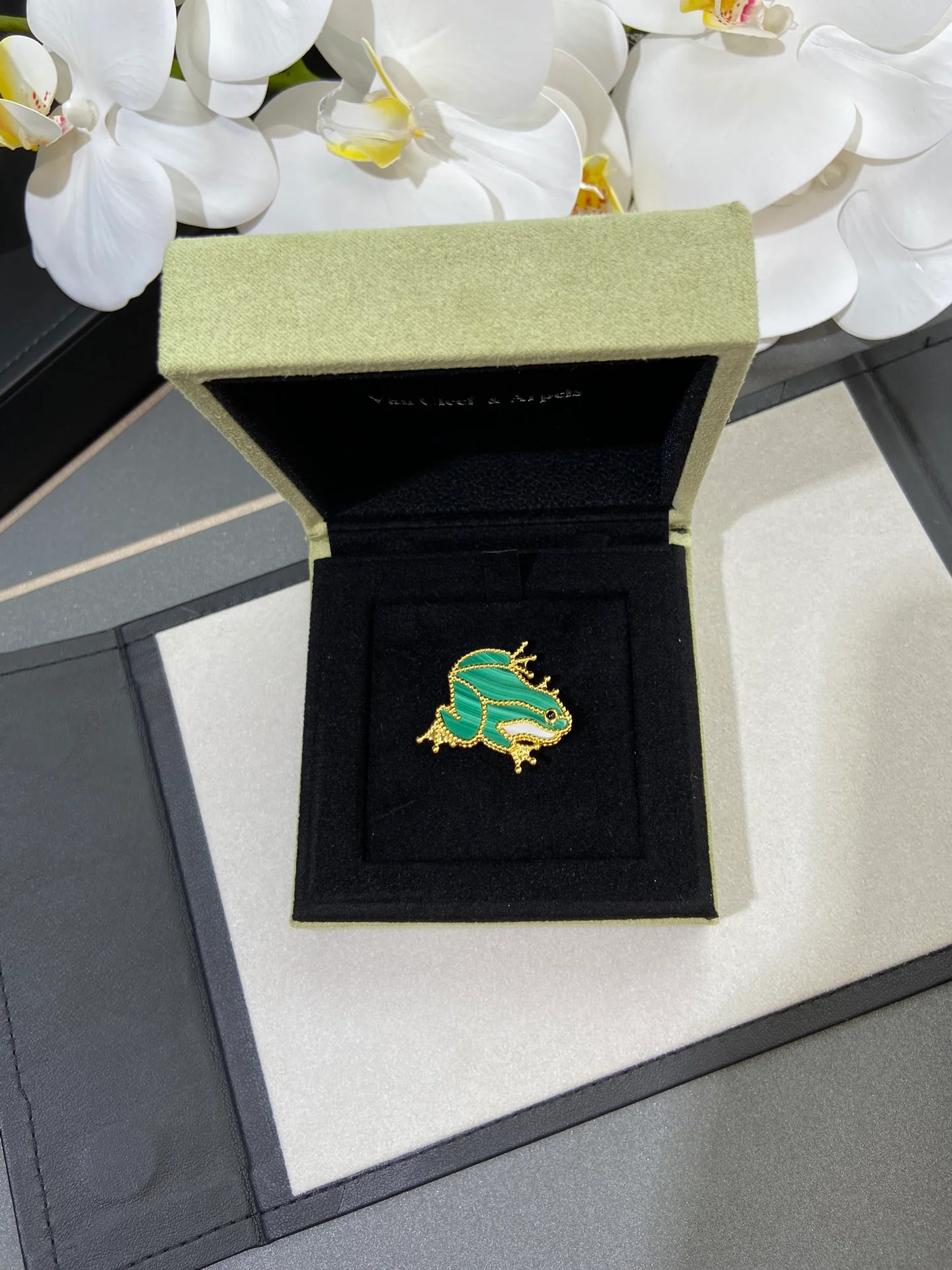 Van VS - Брошь 004