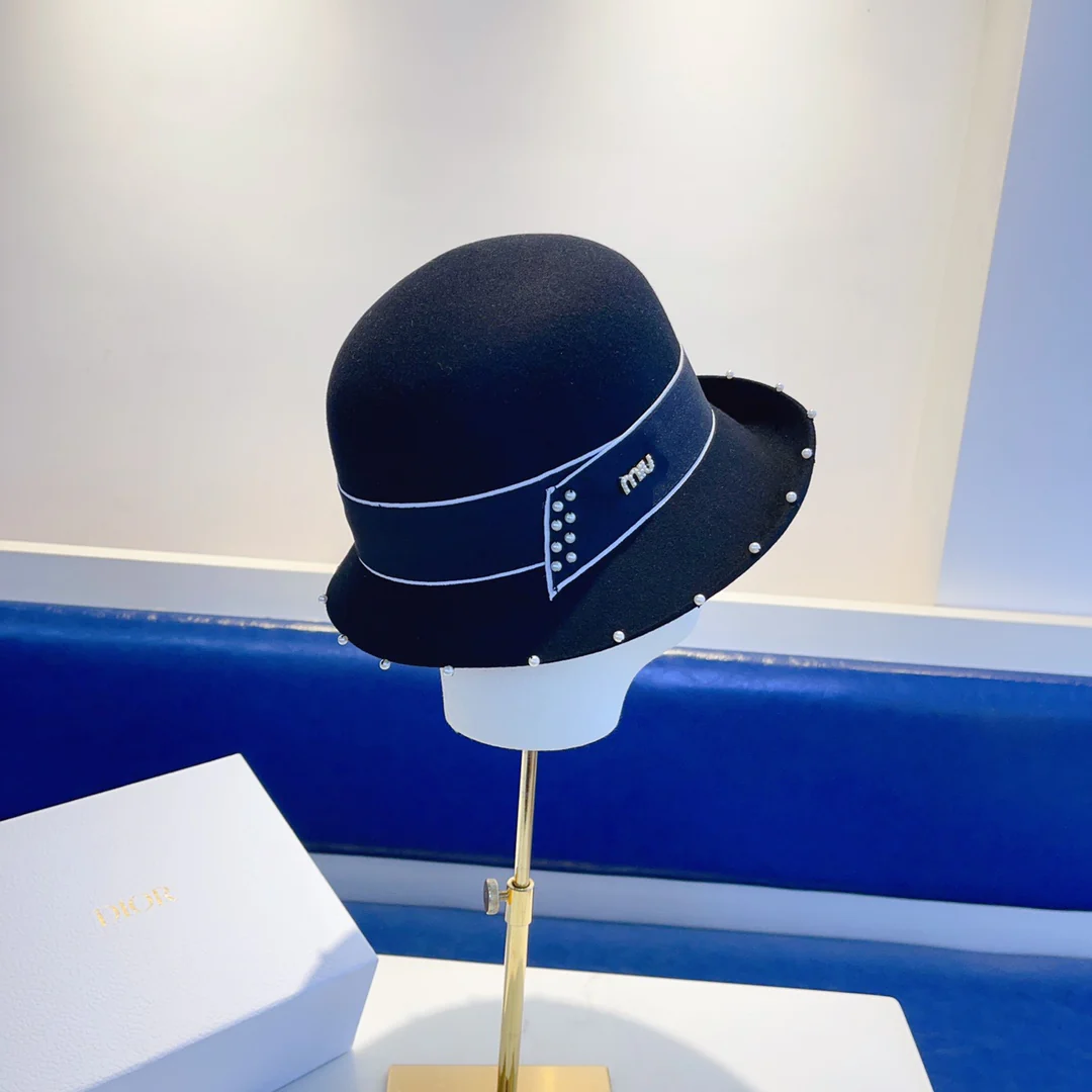 Шерстяная шапка Miu Miu, расшитая бисером вручную, — черная.