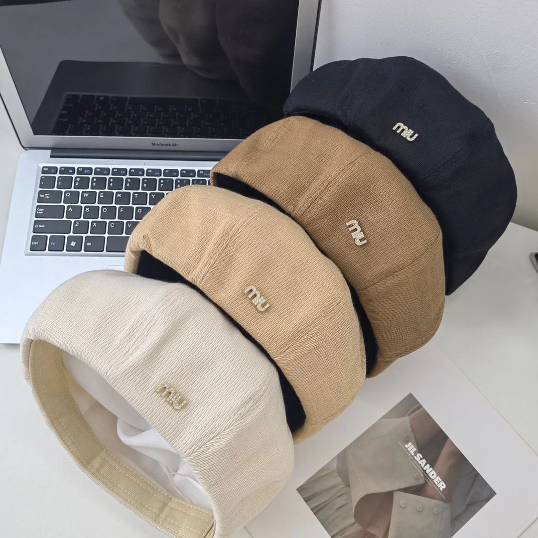 Новые поступления коллекции Miu Miu начала осени 2023 года: берет, шляпа художника.