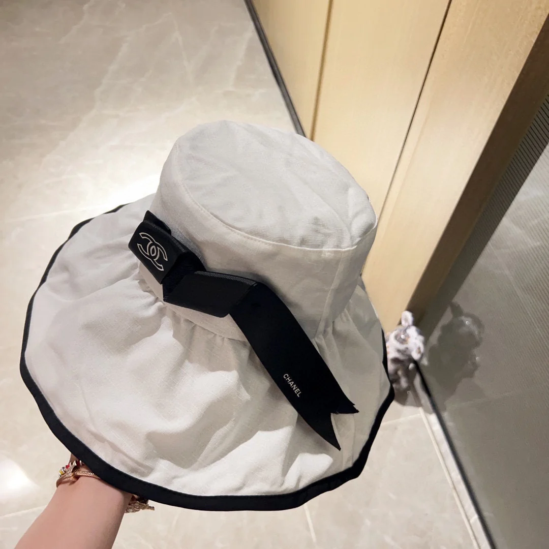 Новая элегантная широкополая рыбацкая шляпа Chanel 2023 года с мятой отделкой — белая.