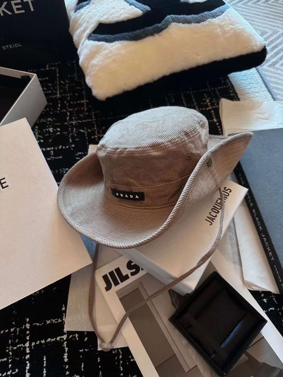 Рыбацкая шапка из вельвета на завязках от Prada, осенне-зимняя коллекция.