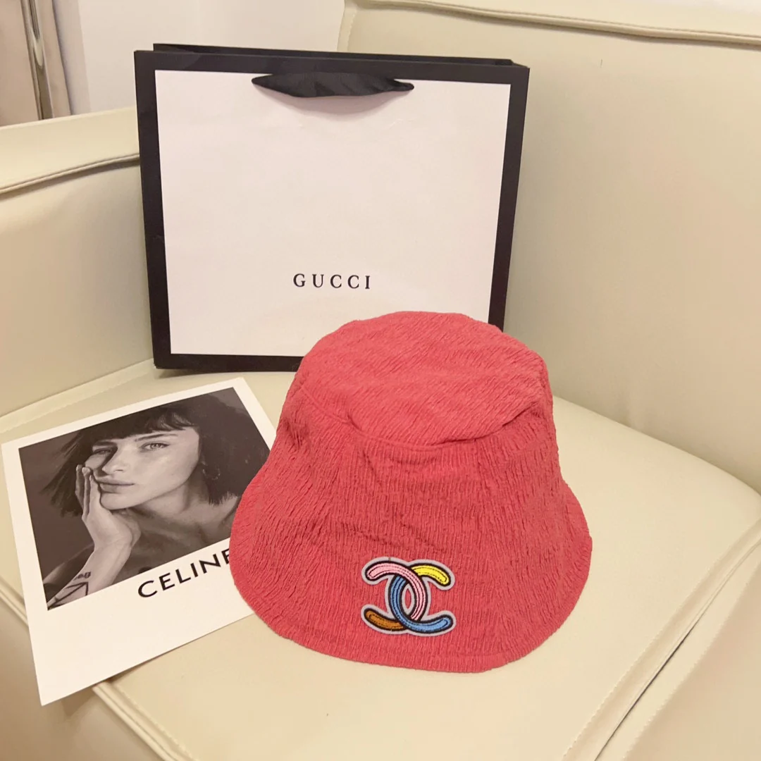 Новая модель Chanel 2023: полосатая рыбацкая шляпа - розовая.