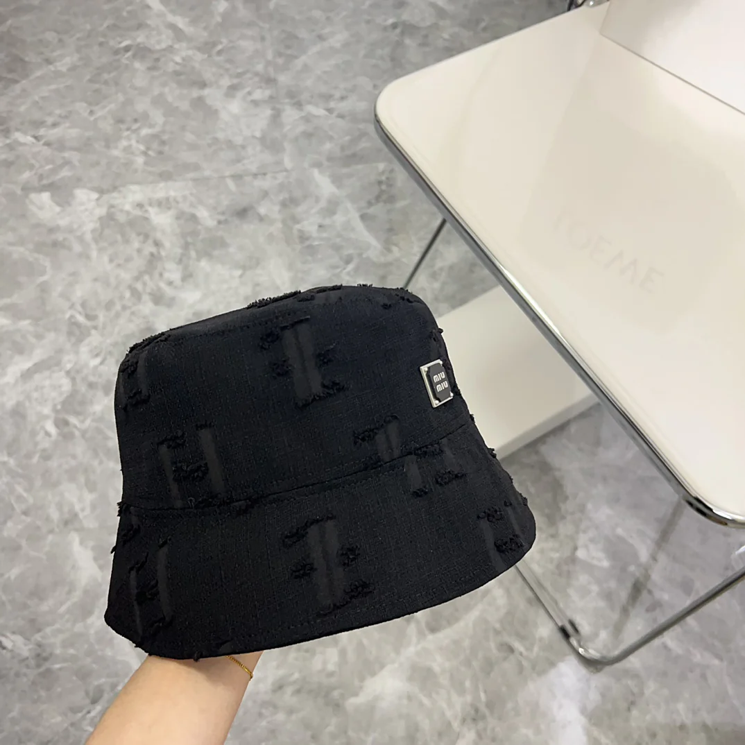 Новая минималистичная панама Miu Miu 2024 года с рваными элементами — черная.