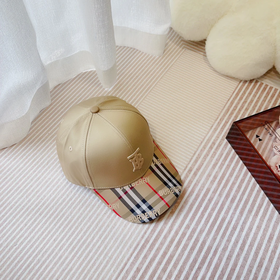 Новинка сезона весна/лето 2023 от Burberry - бейсболка TB в клетку.