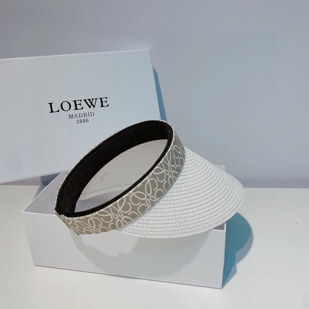 Lolwei - Соломенная шляпа-повязка на голову с монограммой, выполненная в стиле пэчворк, с металлическим ярлыком.