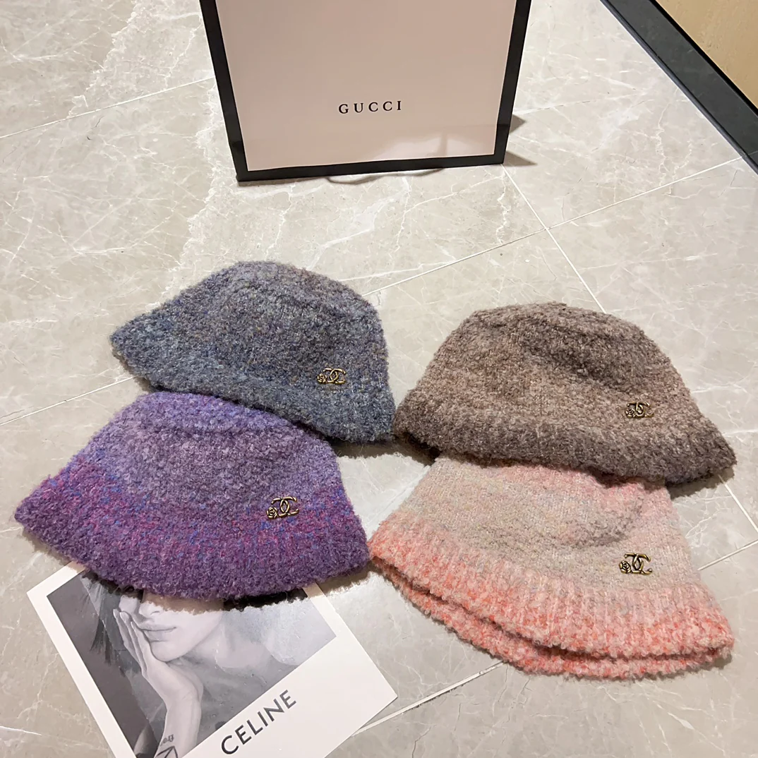 Кашемировая вязаная рыбацкая шапка Chanel осень/зима 2023 — фиолетовая