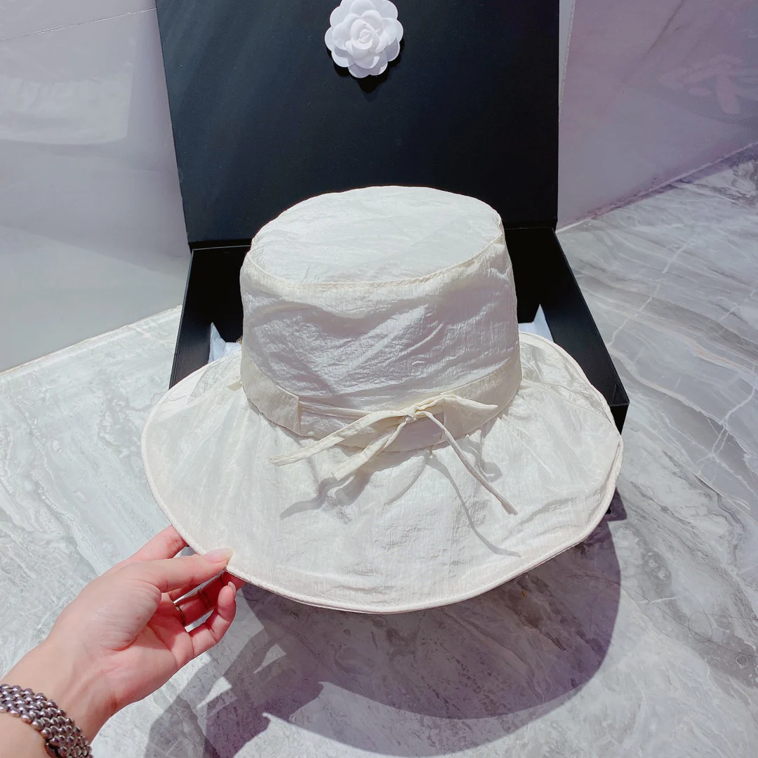 Солнцезащитная шляпа Prada из органзы — легкая и дышащая.