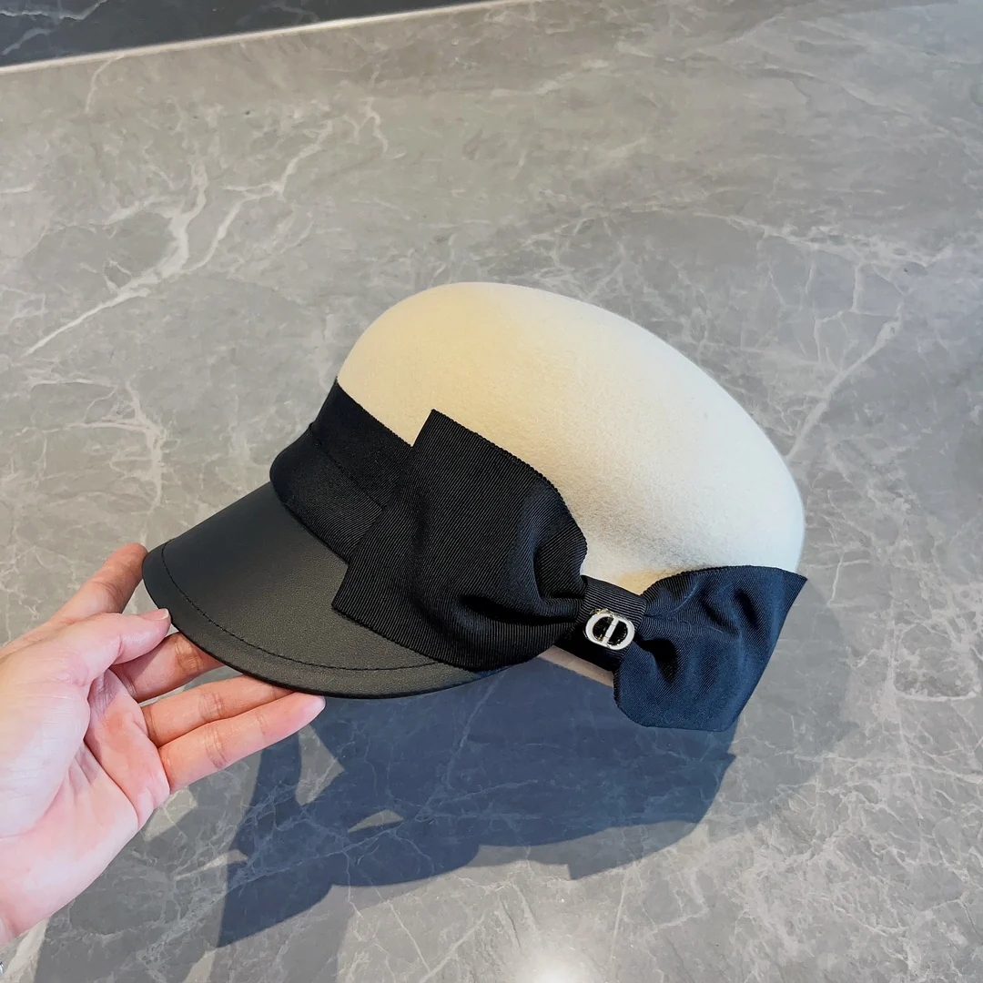 Шерстяная шапка-ушанка Dior осень/зима - белая