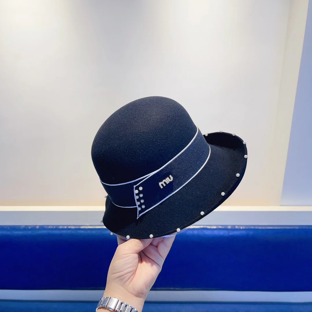 Шерстяная шапка Miu Miu, расшитая бисером вручную, — черная.